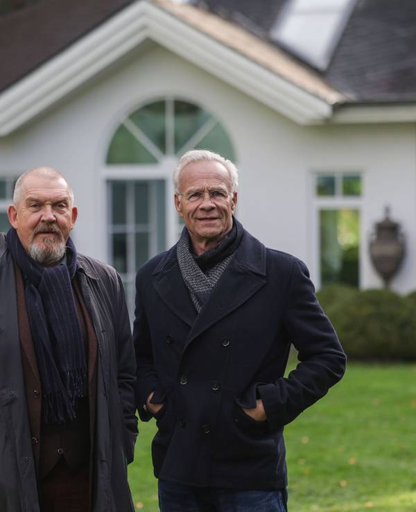 17.11.2025, Nordrhein-Westfalen, Köln: Die Schauspieler Klaus J. Behrendt (r, als Max Ballauf) und Dietmar Bär (als Freddy Schenk) stehen am Drehort im Garten einer Villa. Unter dem Titel «Der Glücklichmacher» drehen die Kölner Tatort-Kommissare Ballauf und Schenk im Kölner Villenviertel Hahnwald. Foto: Oliver Berg/dpa +++ dpa-Bildfunk +++