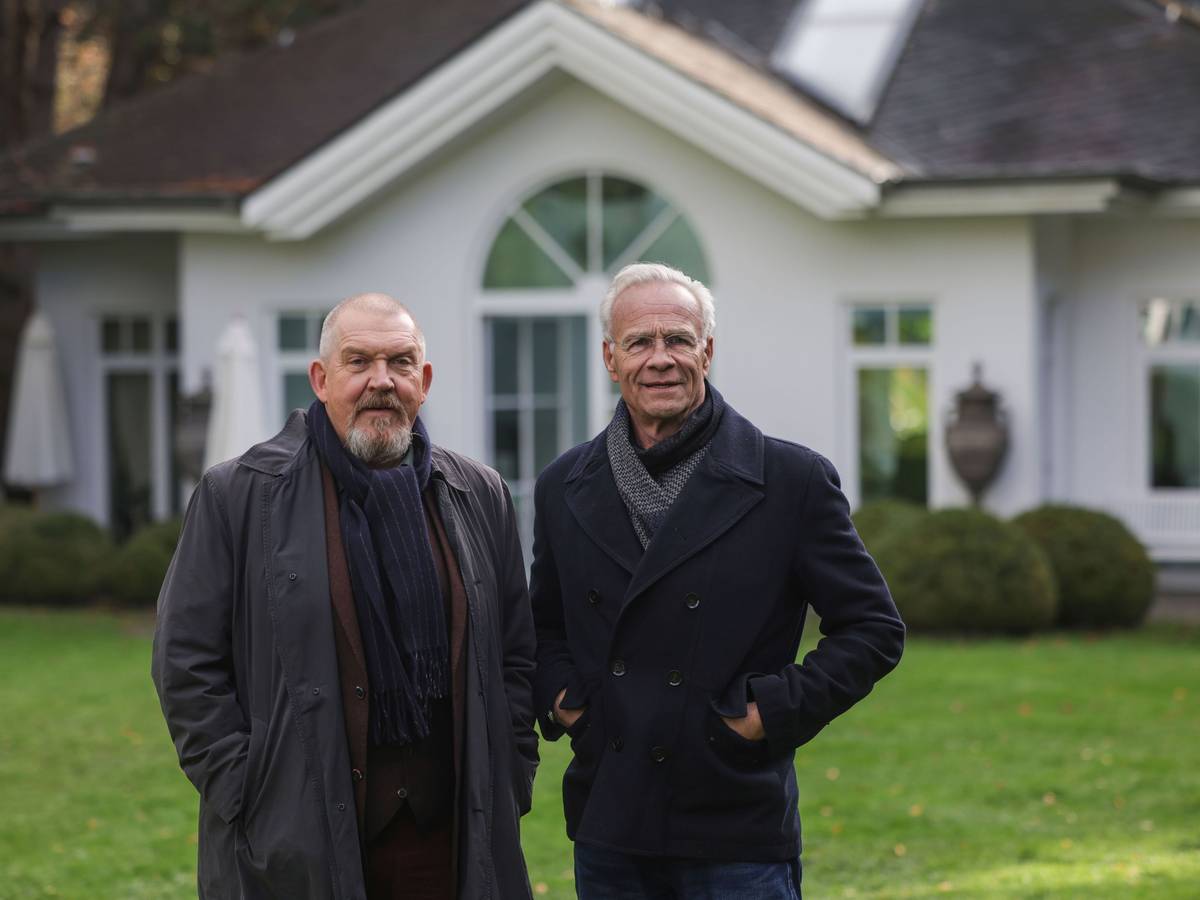 17.11.2025, Nordrhein-Westfalen, Köln: Die Schauspieler Klaus J. Behrendt (r, als Max Ballauf) und Dietmar Bär (als Freddy Schenk) stehen am Drehort im Garten einer Villa. Unter dem Titel «Der Glücklichmacher» drehen die Kölner Tatort-Kommissare Ballauf und Schenk im Kölner Villenviertel Hahnwald. Foto: Oliver Berg/dpa +++ dpa-Bildfunk +++