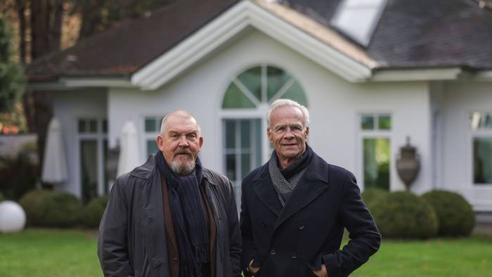 17.11.2025, Nordrhein-Westfalen, Köln: Die Schauspieler Klaus J. Behrendt (r, als Max Ballauf) und Dietmar Bär (als Freddy Schenk) stehen am Drehort im Garten einer Villa. Unter dem Titel «Der Glücklichmacher» drehen die Kölner Tatort-Kommissare Ballauf und Schenk im Kölner Villenviertel Hahnwald. Foto: Oliver Berg/dpa +++ dpa-Bildfunk +++