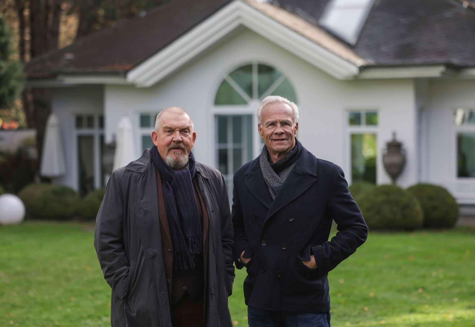 17.11.2025, Nordrhein-Westfalen, Köln: Die Schauspieler Klaus J. Behrendt (r, als Max Ballauf) und Dietmar Bär (als Freddy Schenk) stehen am Drehort im Garten einer Villa. Unter dem Titel «Der Glücklichmacher» drehen die Kölner Tatort-Kommissare Ballauf und Schenk im Kölner Villenviertel Hahnwald. Foto: Oliver Berg/dpa +++ dpa-Bildfunk +++