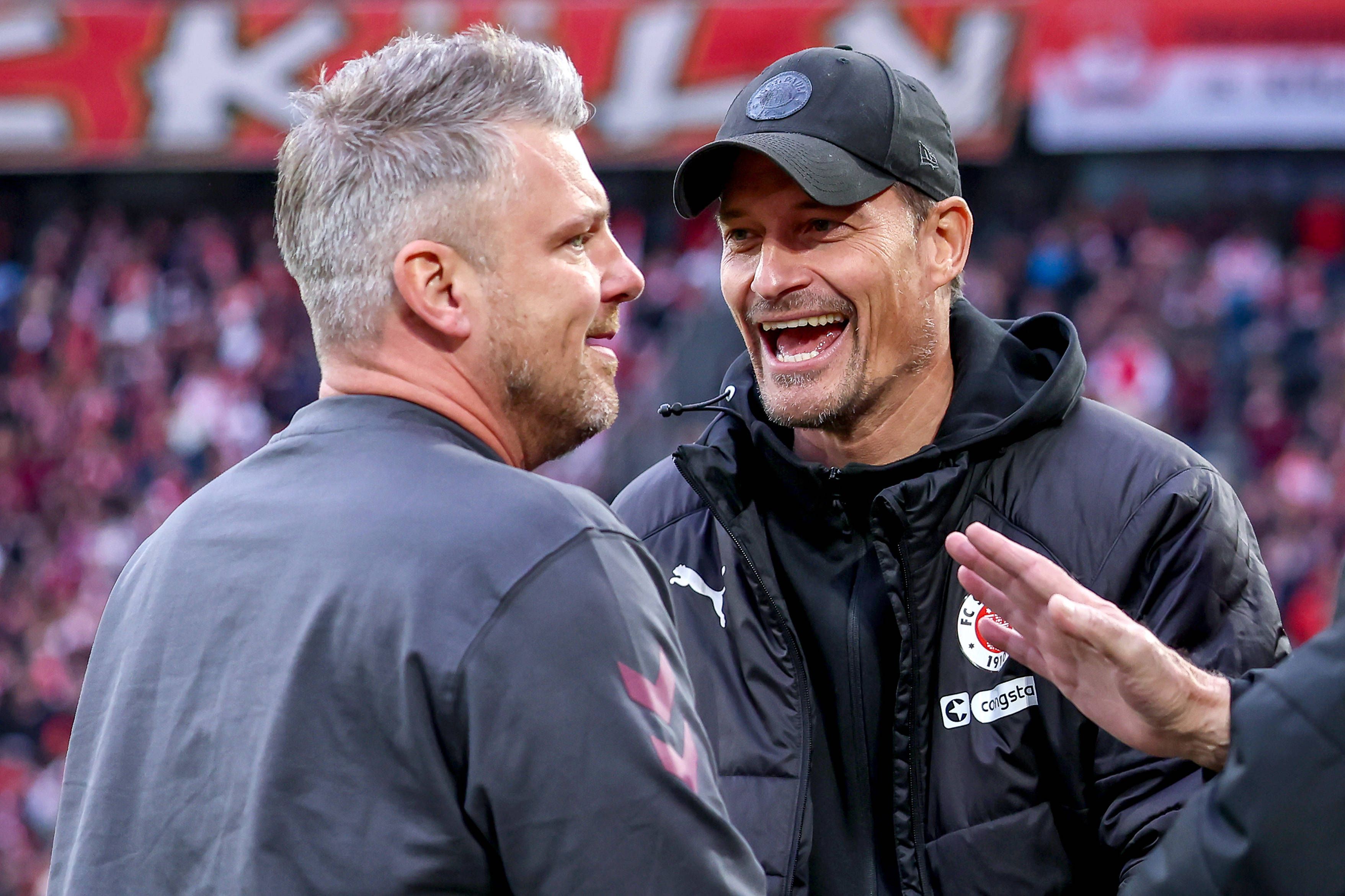 Alexander Blessin und Lukas Kwasniok lachen gemeinsam.