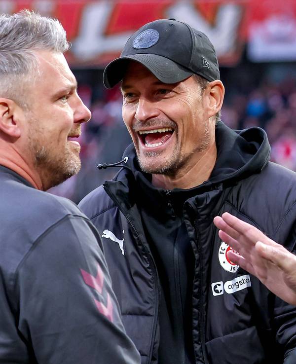 Alexander Blessin und Lukas Kwasniok lachen gemeinsam.