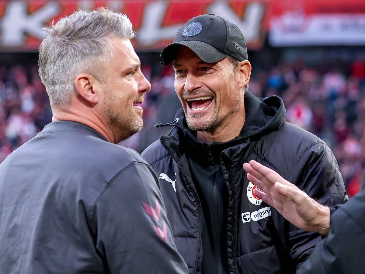 Alexander Blessin und Lukas Kwasniok lachen gemeinsam.