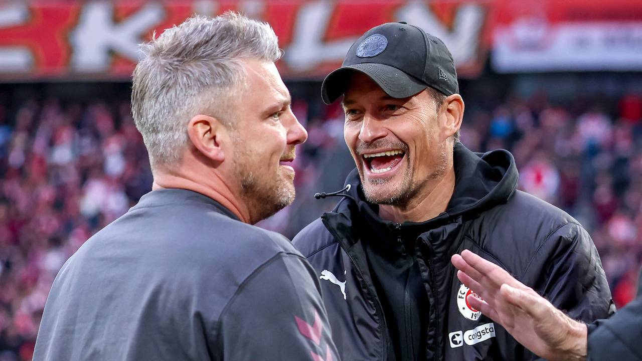 Alexander Blessin und Lukas Kwasniok lachen gemeinsam.