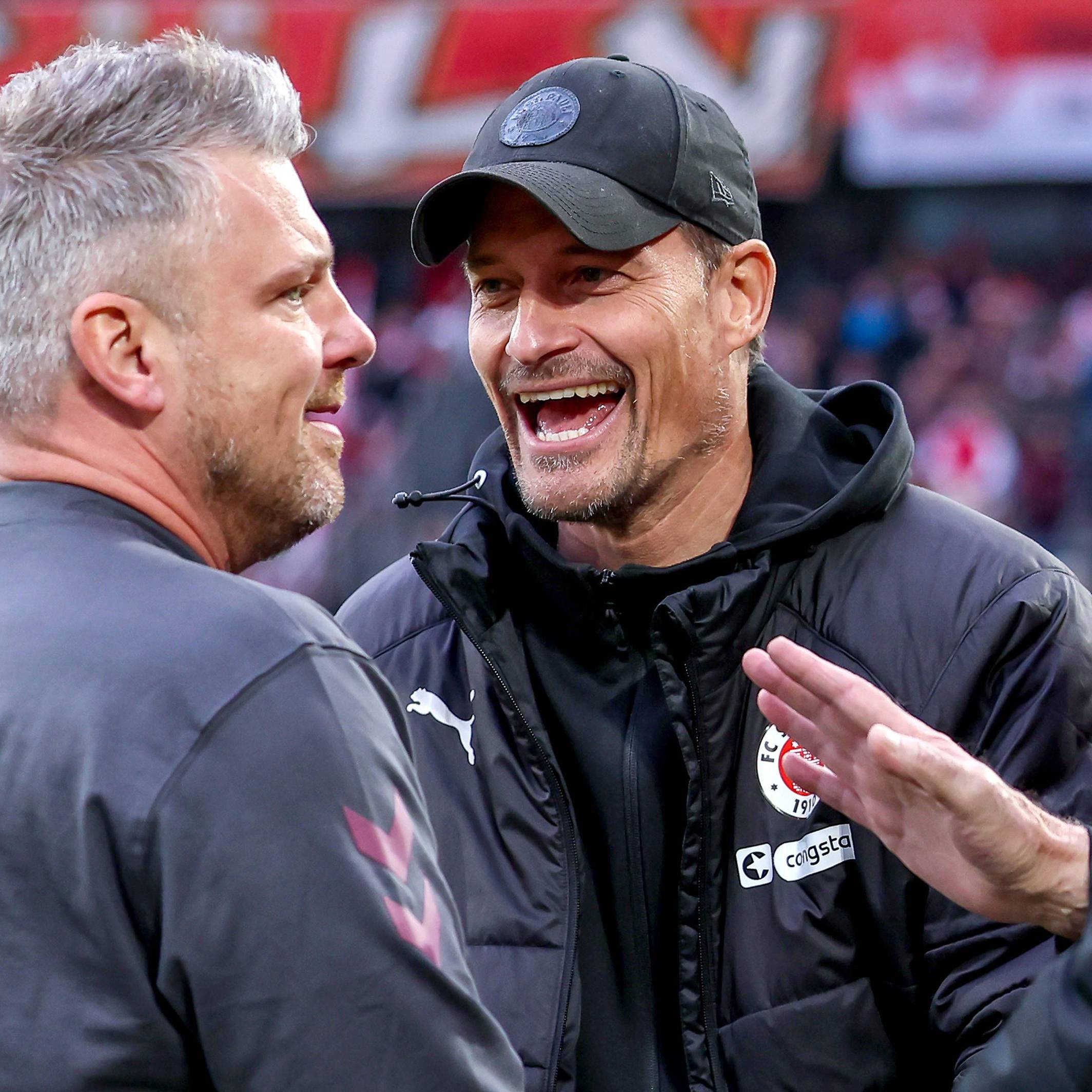 Alexander Blessin und Lukas Kwasniok lachen gemeinsam.