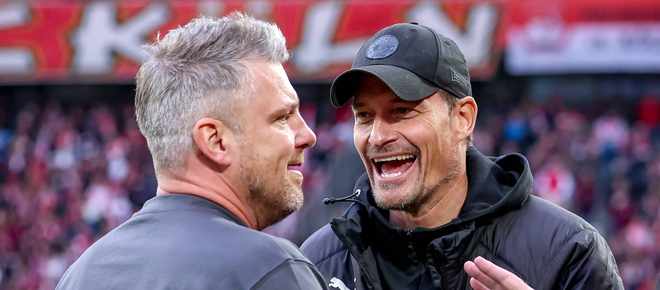Alexander Blessin und Lukas Kwasniok lachen gemeinsam.