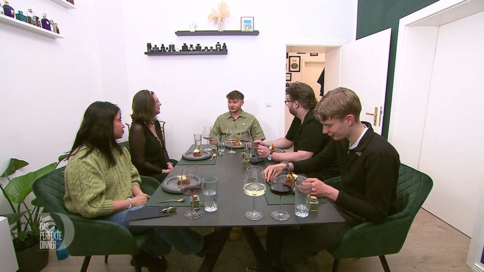 Zum Auftakt in der Hauptstadt trifft sich die Berliner „Dinner“-Runde bei Jannik in Lichtenberg (Bild: RTL)