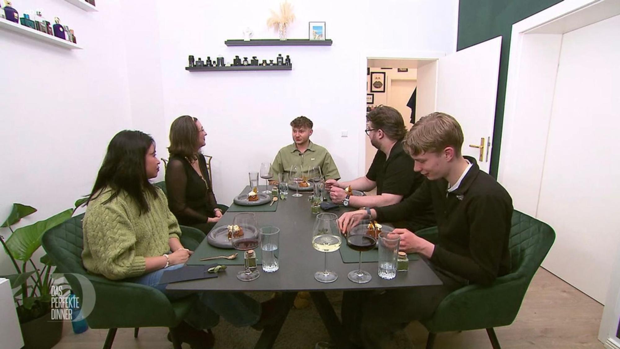 Zum Auftakt in der Hauptstadt trifft sich die Berliner „Dinner“-Runde bei Jannik in Lichtenberg (Bild: RTL)