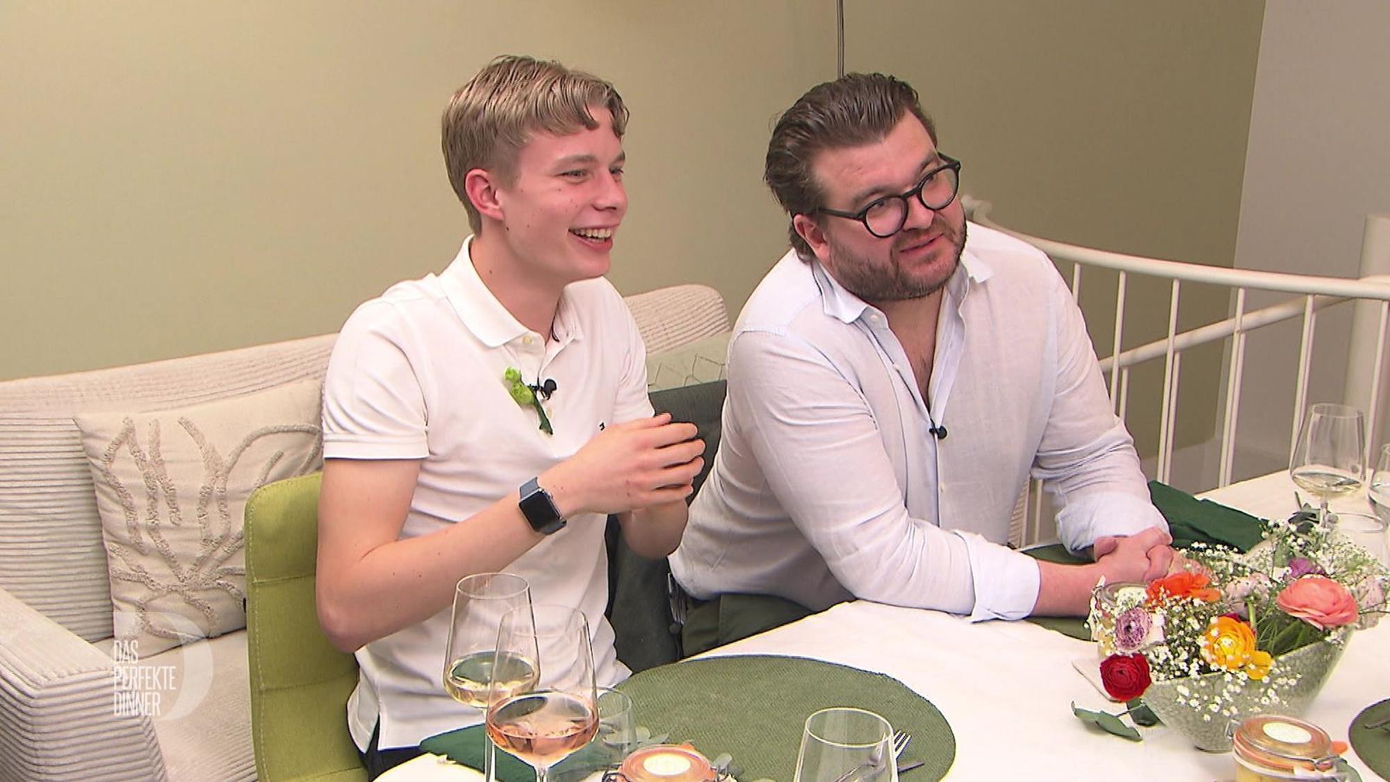 Gourmets zweier Generationen: Noah (19, links) und Gregor (41) sind gespannt auf Janniks Menü. (Bild: RTL)