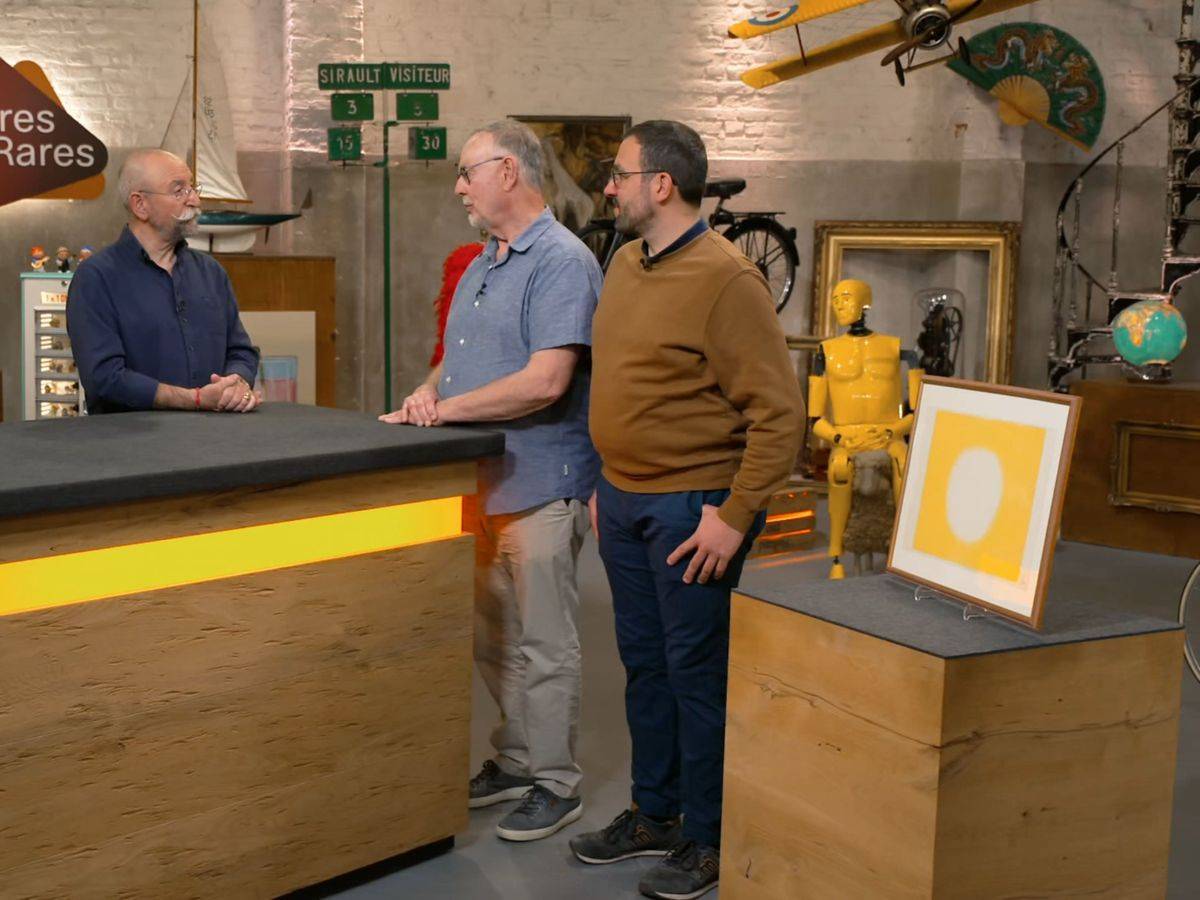 Colmar Schulte-Goltz (links) klärt Horst Lichter (Zweiter von links) sowie die Kandidaten Helmut und Julian (rechts) über das Bild mit dem Titel „Gelb“ auf. (Bild: ZDF)