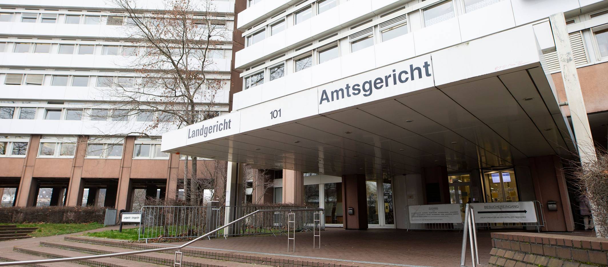 Der Eingang zum Landgericht und Amtsgericht auf dem Gelände des Justizzentrum Köln Luxemburger Straße