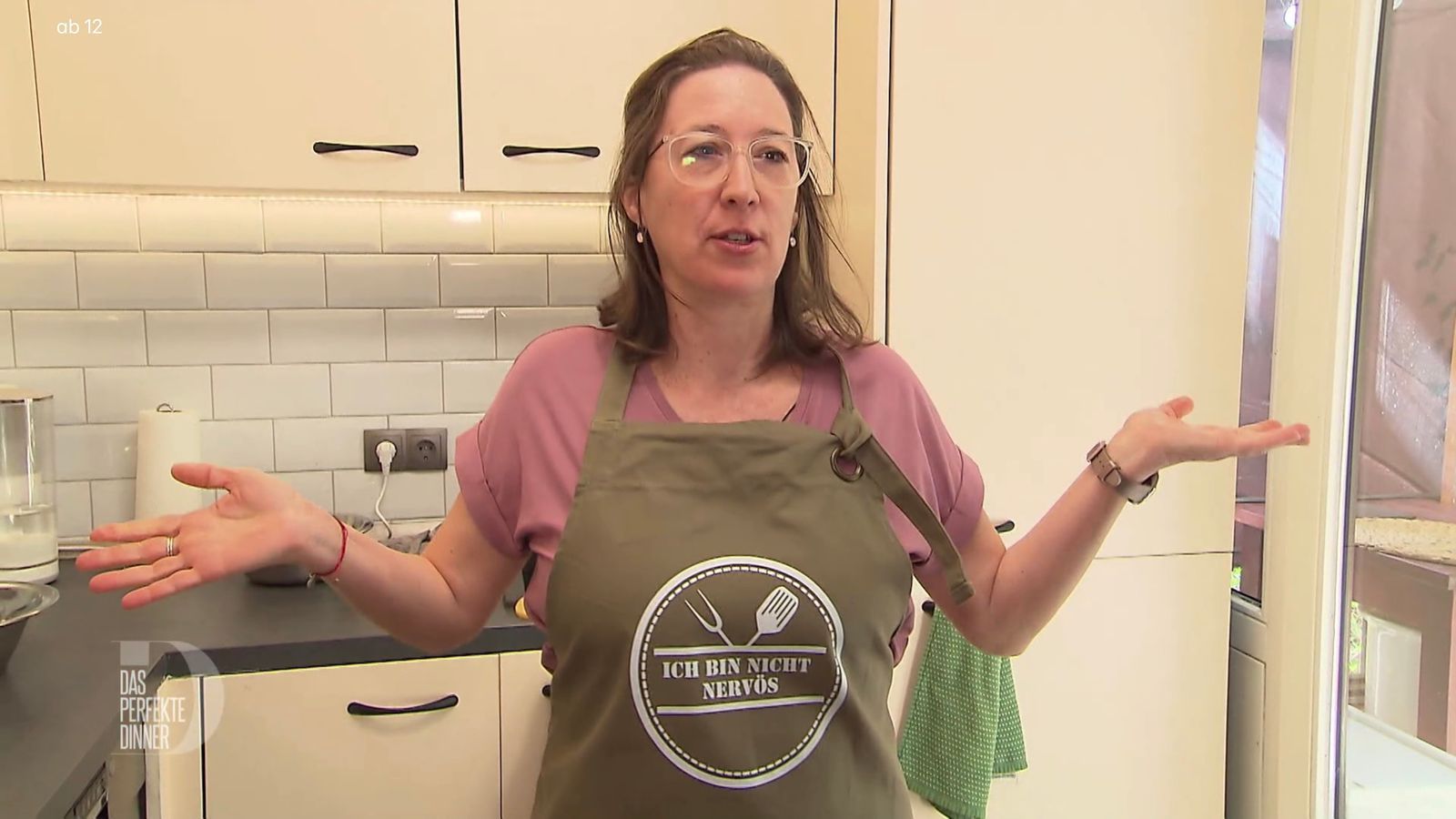 Daniela (53) trägt das Motto für ihren Abend auf der Schürze. (Bild: RTL)
