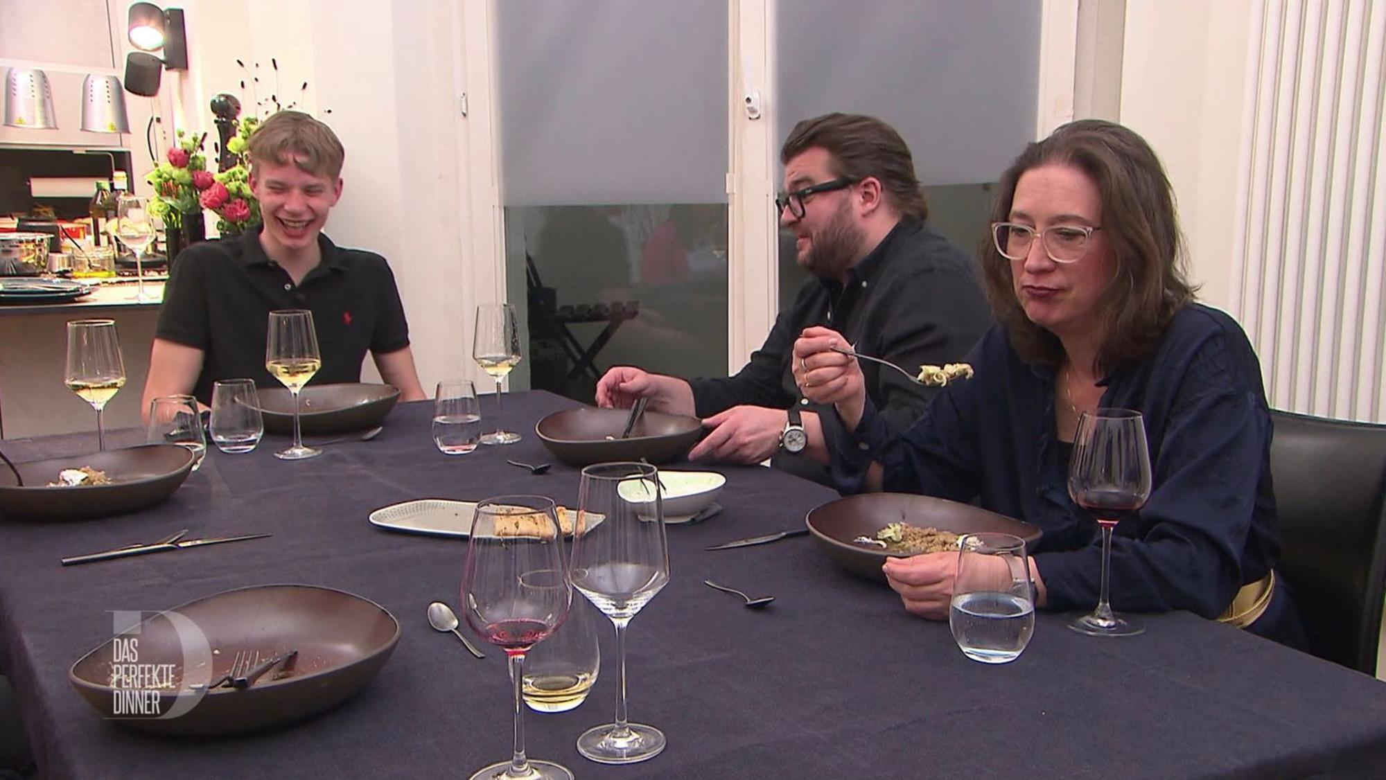 Noah (19) ist bester Laune, während Daniela (53) und Gregor (41) im Risotto schwelgen (Bild: RTL)