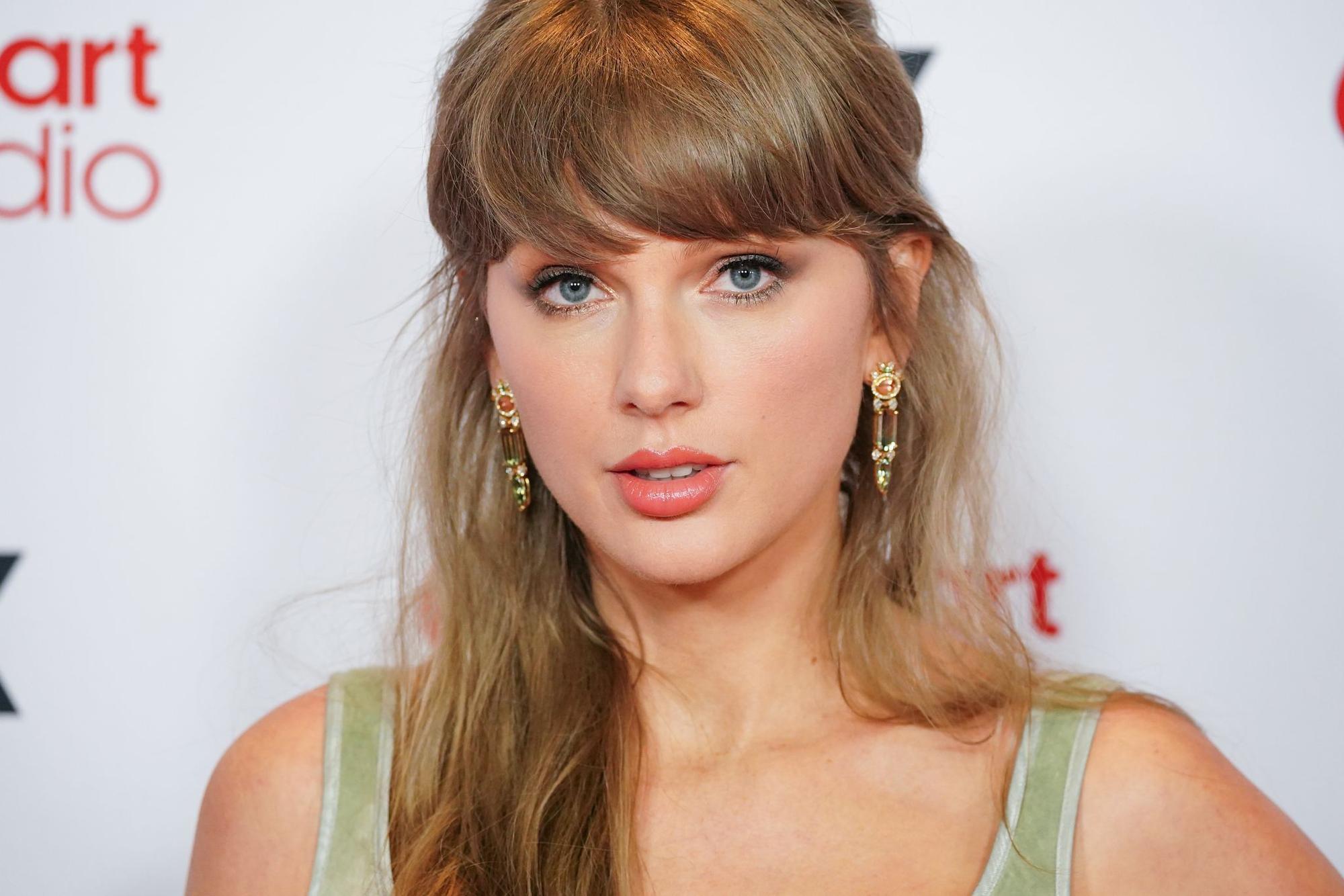 Taylor Swift posiert.