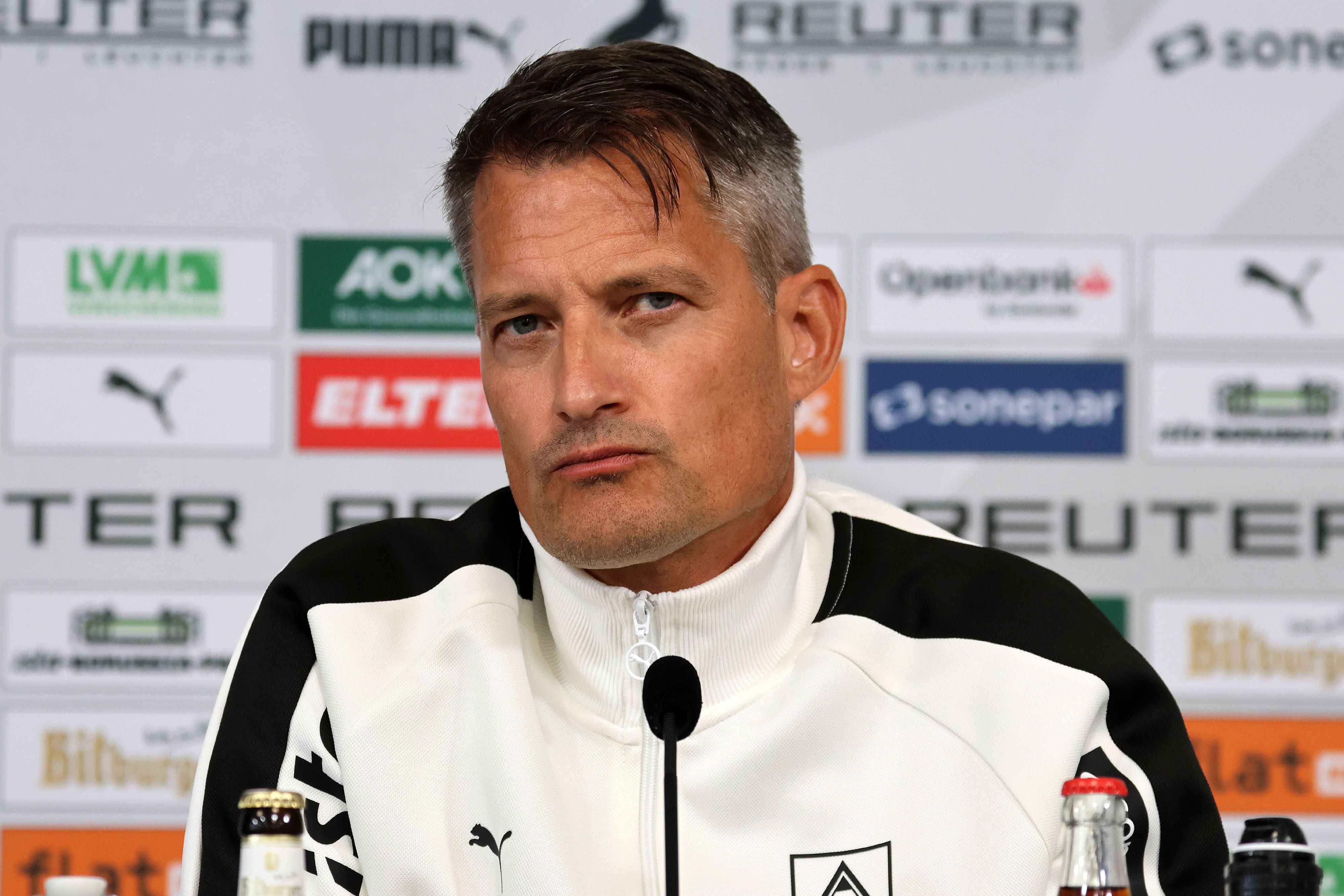 Gladbachs neuer Coach Alexander Blessin spricht auf einer Pressekonferenz vor der Länderspielpause.