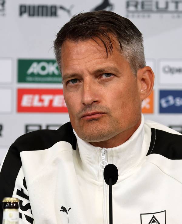 Gladbachs neuer Coach Alexander Blessin spricht auf einer Pressekonferenz vor der Länderspielpause.