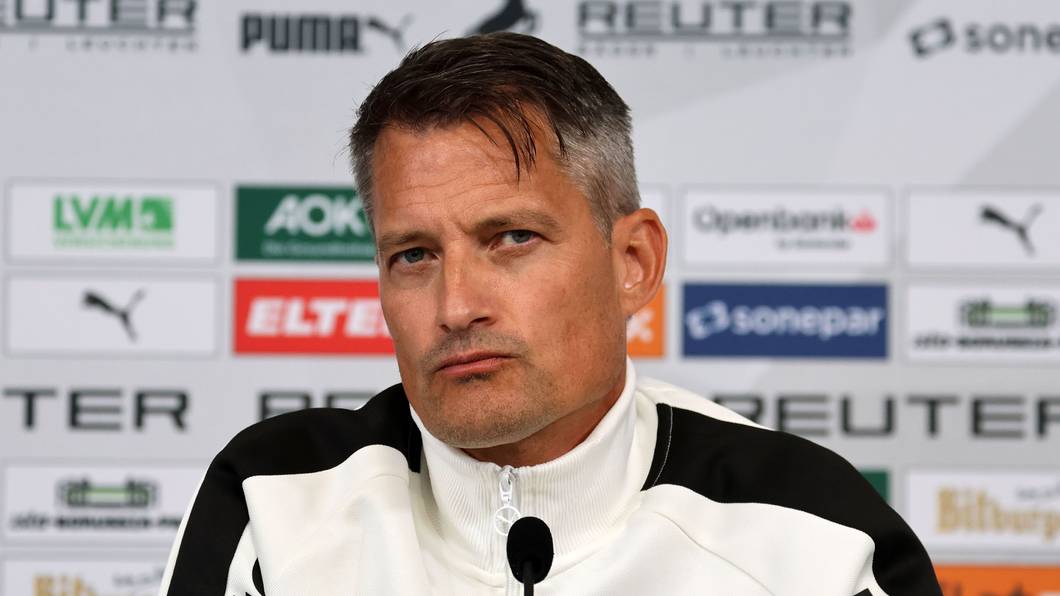 Gladbachs neuer Coach Alexander Blessin spricht auf einer Pressekonferenz vor der Länderspielpause.