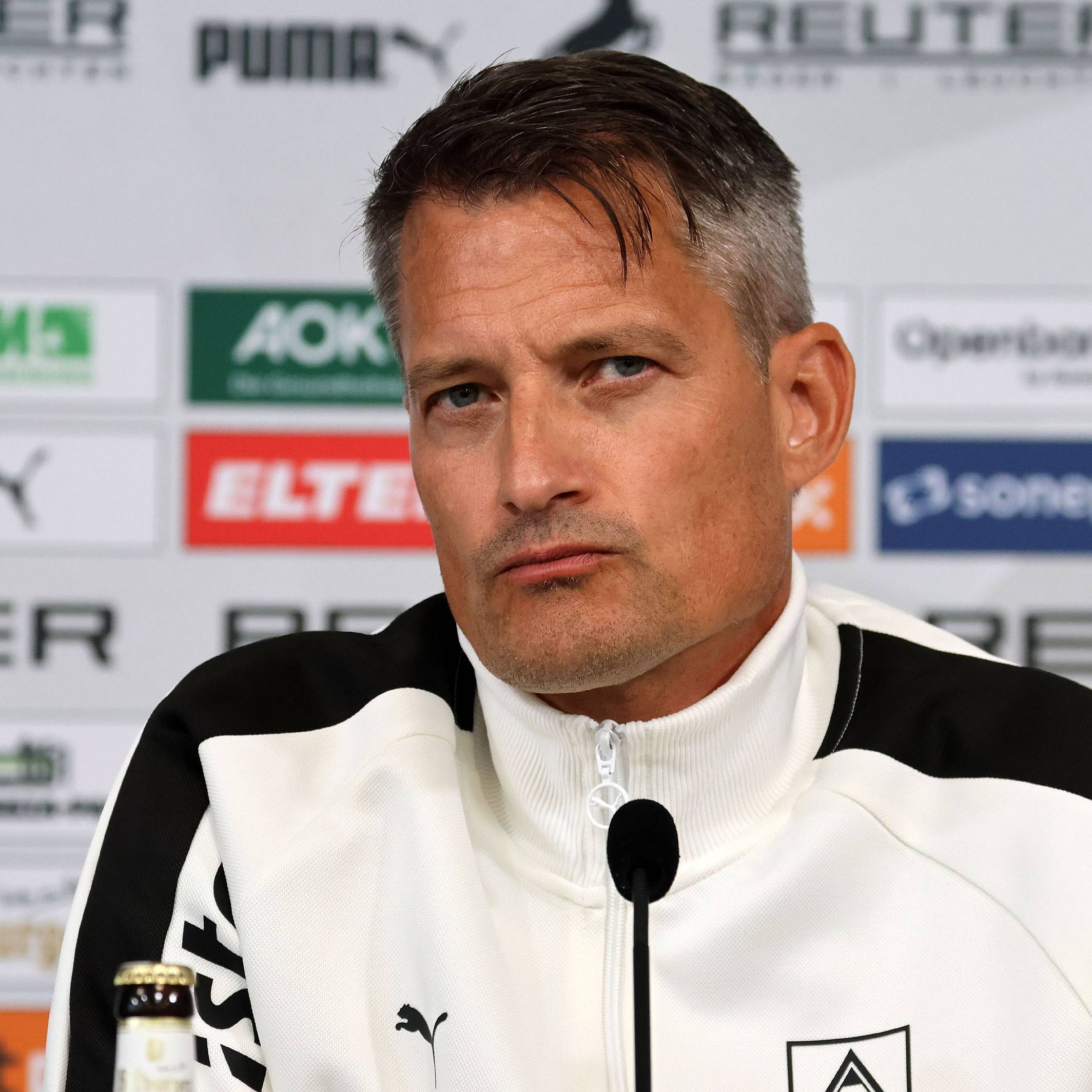 Gladbachs neuer Coach Alexander Blessin spricht auf einer Pressekonferenz vor der Länderspielpause.