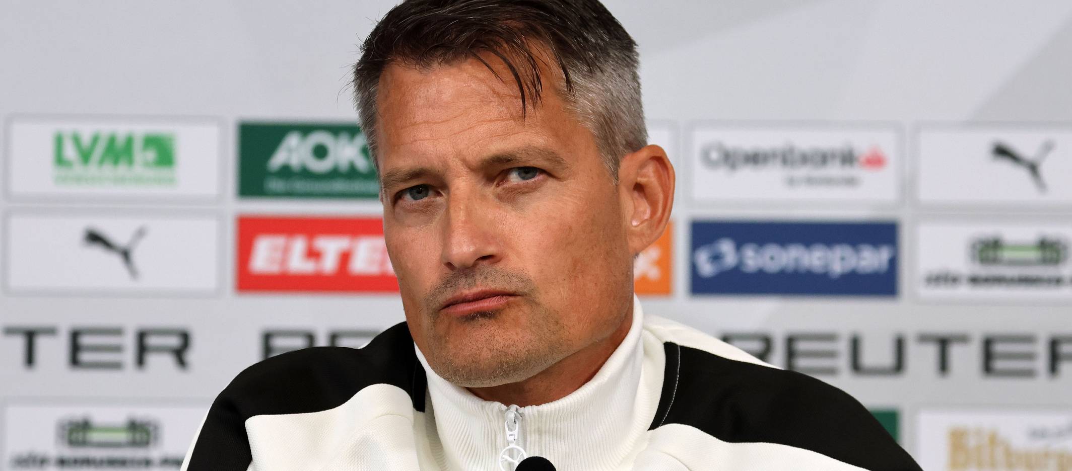 Gladbachs neuer Coach Alexander Blessin spricht auf einer Pressekonferenz vor der Länderspielpause.