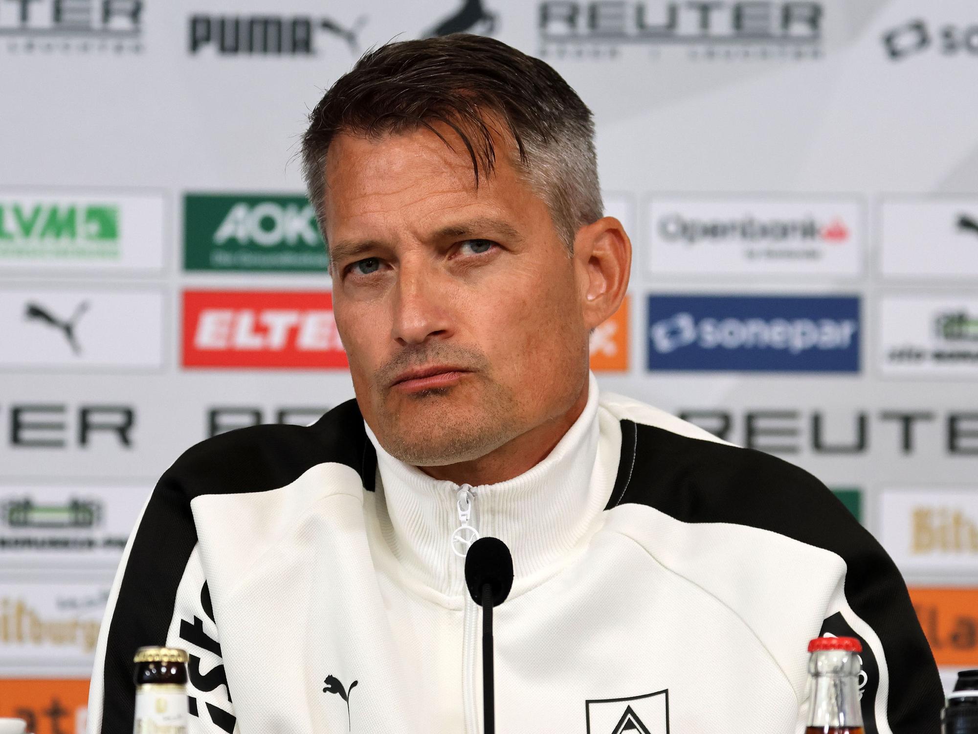 Gladbachs neuer Coach Alexander Blessin spricht auf einer Pressekonferenz vor der Länderspielpause.