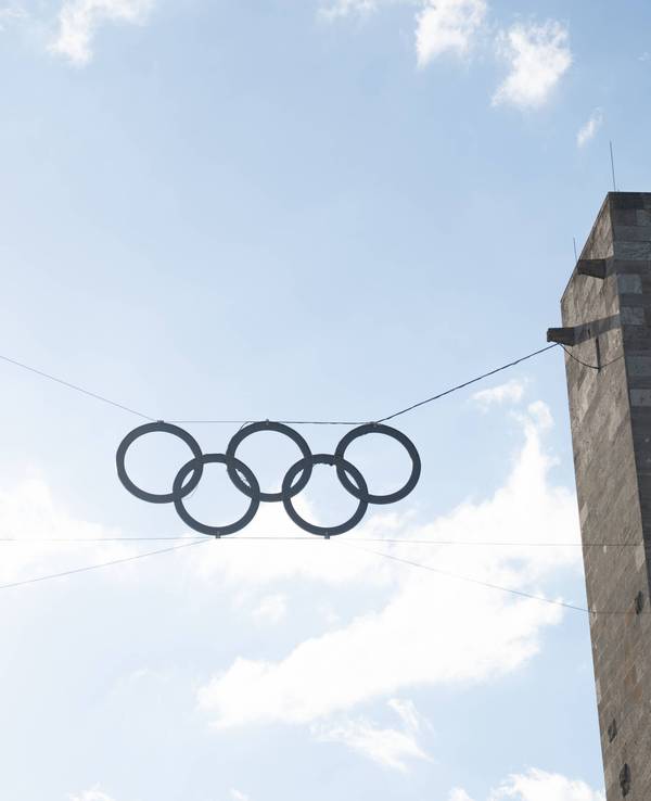 Olympische Ringe zwischen den Türmen am Olympischen Tor des Olympiastadions Berlin.