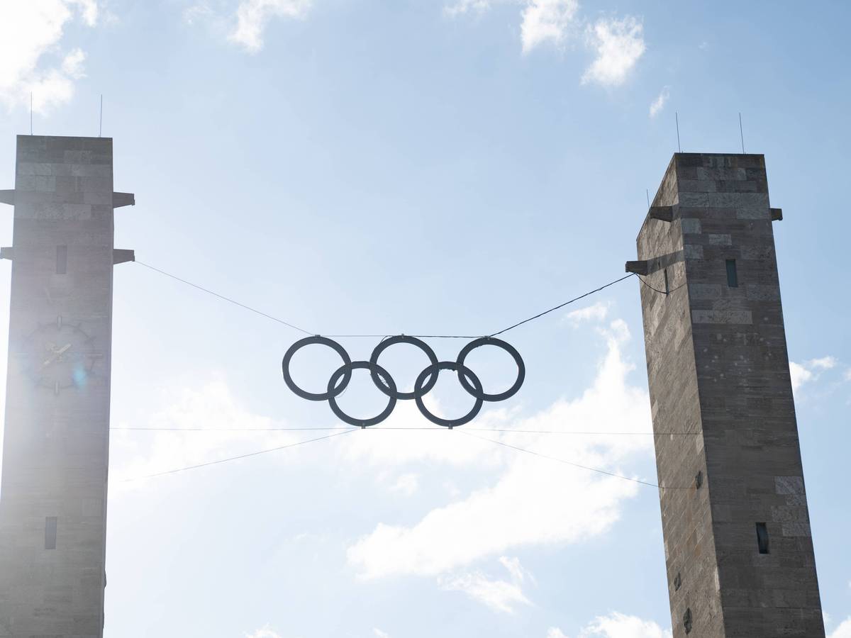 Olympische Ringe zwischen den Türmen am Olympischen Tor des Olympiastadions Berlin.