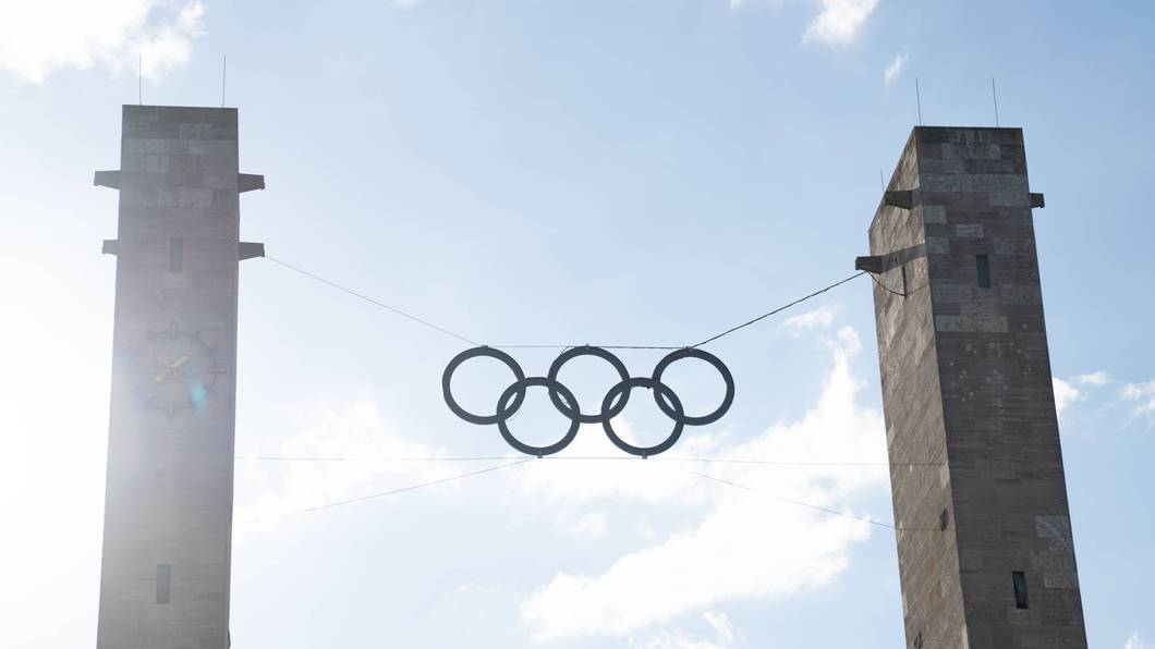 Olympische Ringe zwischen den Türmen am Olympischen Tor des Olympiastadions Berlin.