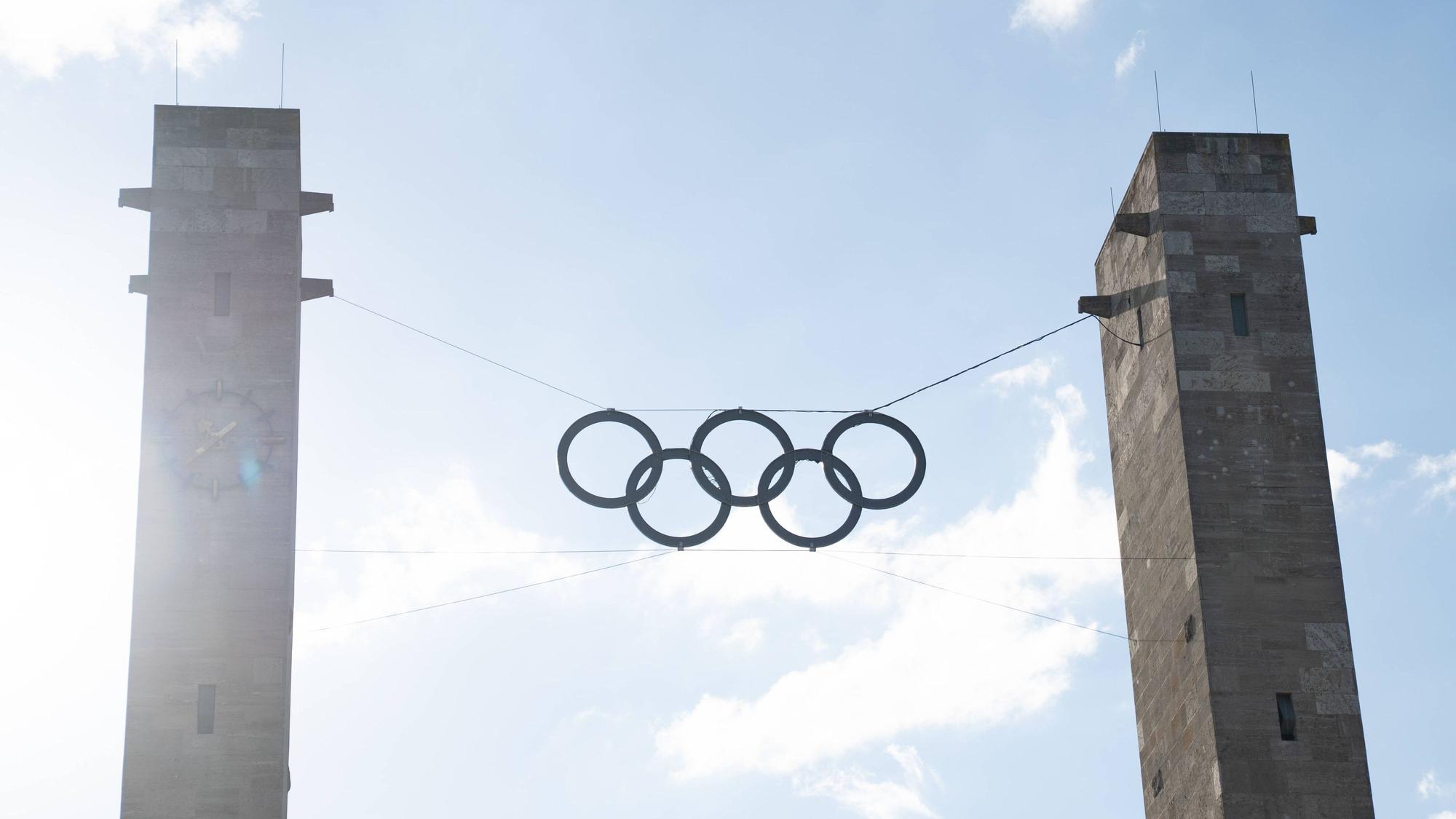 Olympische Ringe zwischen den Türmen am Olympischen Tor des Olympiastadions Berlin.