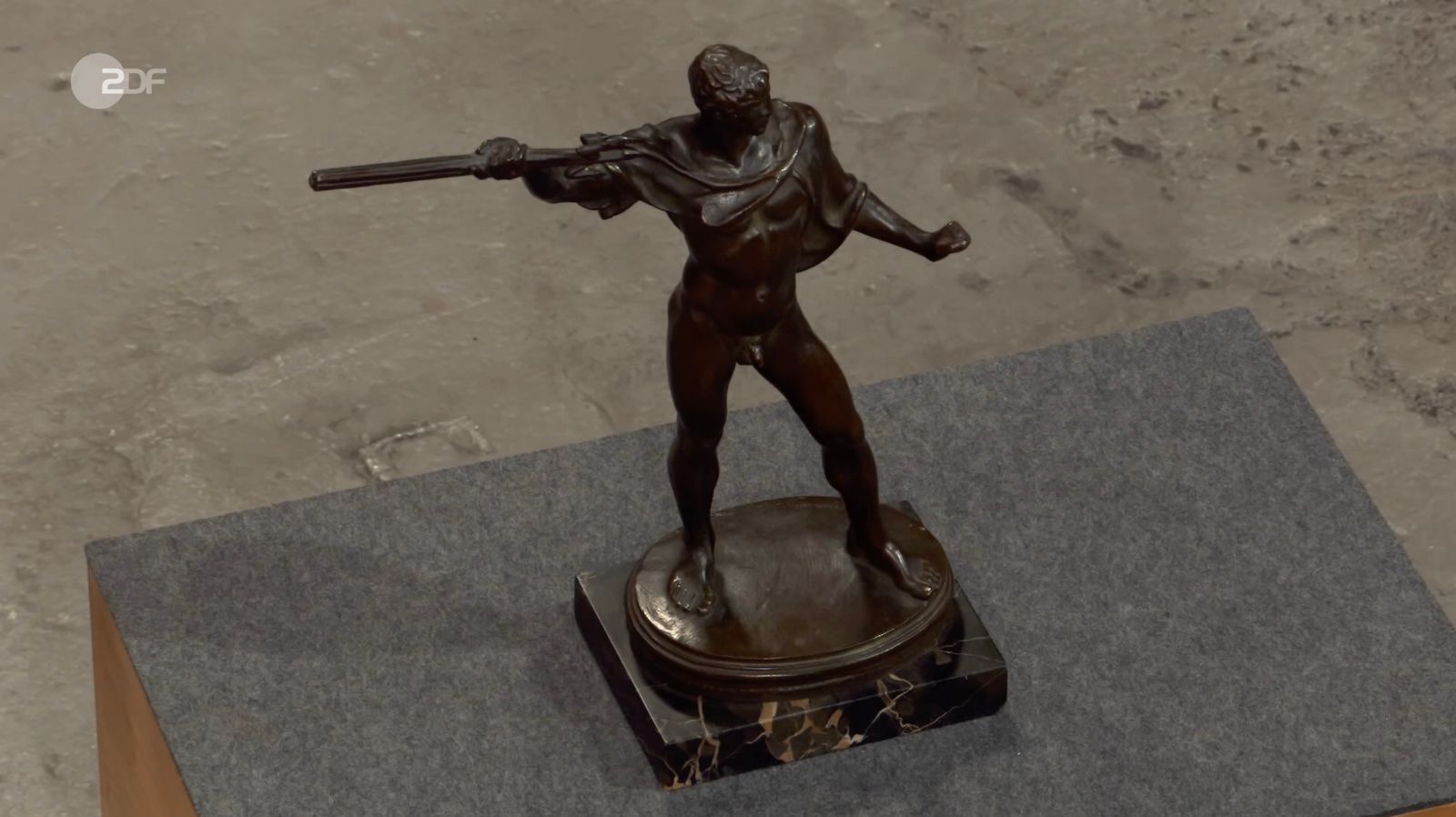 Eine Bronzefigur „Blitzeschleuderer“, vermutlich Zeus, wurde von Friederike Werner dem Bildhauer Hubert Netzer zwischen 1911 und 1918 zugeschrieben. Das Modell wurde 1926 gegossen. Die Expertin schätzte den Wert auf 800 bis 1.000 Euro. Gewünscht wurden 800 Euro, doch Susanne Steiger war die Figur 2.000 Euro wert. (Bild: ZDF)