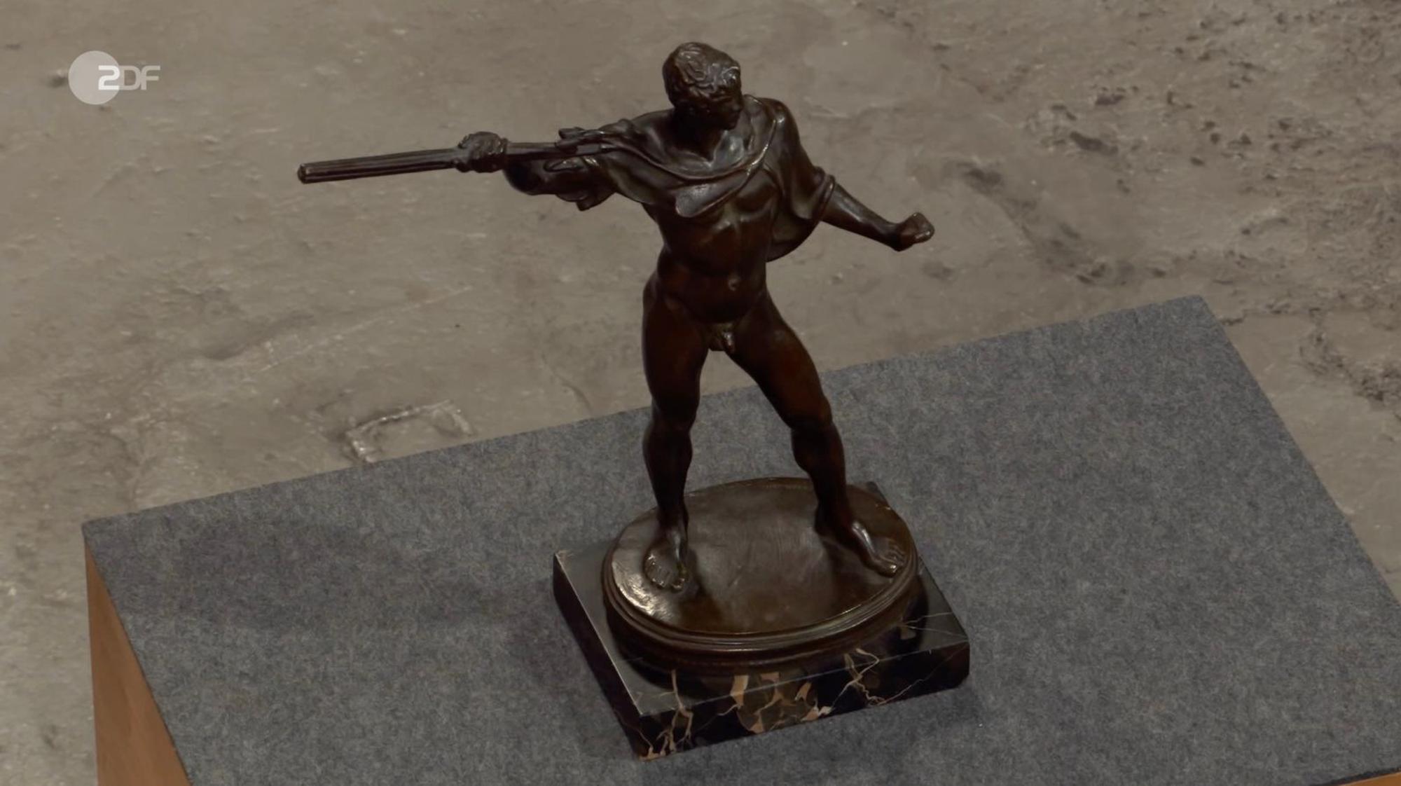 Eine Bronzefigur „Blitzeschleuderer“, vermutlich Zeus, wurde von Friederike Werner dem Bildhauer Hubert Netzer zwischen 1911 und 1918 zugeschrieben. Das Modell wurde 1926 gegossen. Die Expertin schätzte den Wert auf 800 bis 1.000 Euro. Gewünscht wurden 800 Euro, doch Susanne Steiger war die Figur 2.000 Euro wert. (Bild: ZDF)