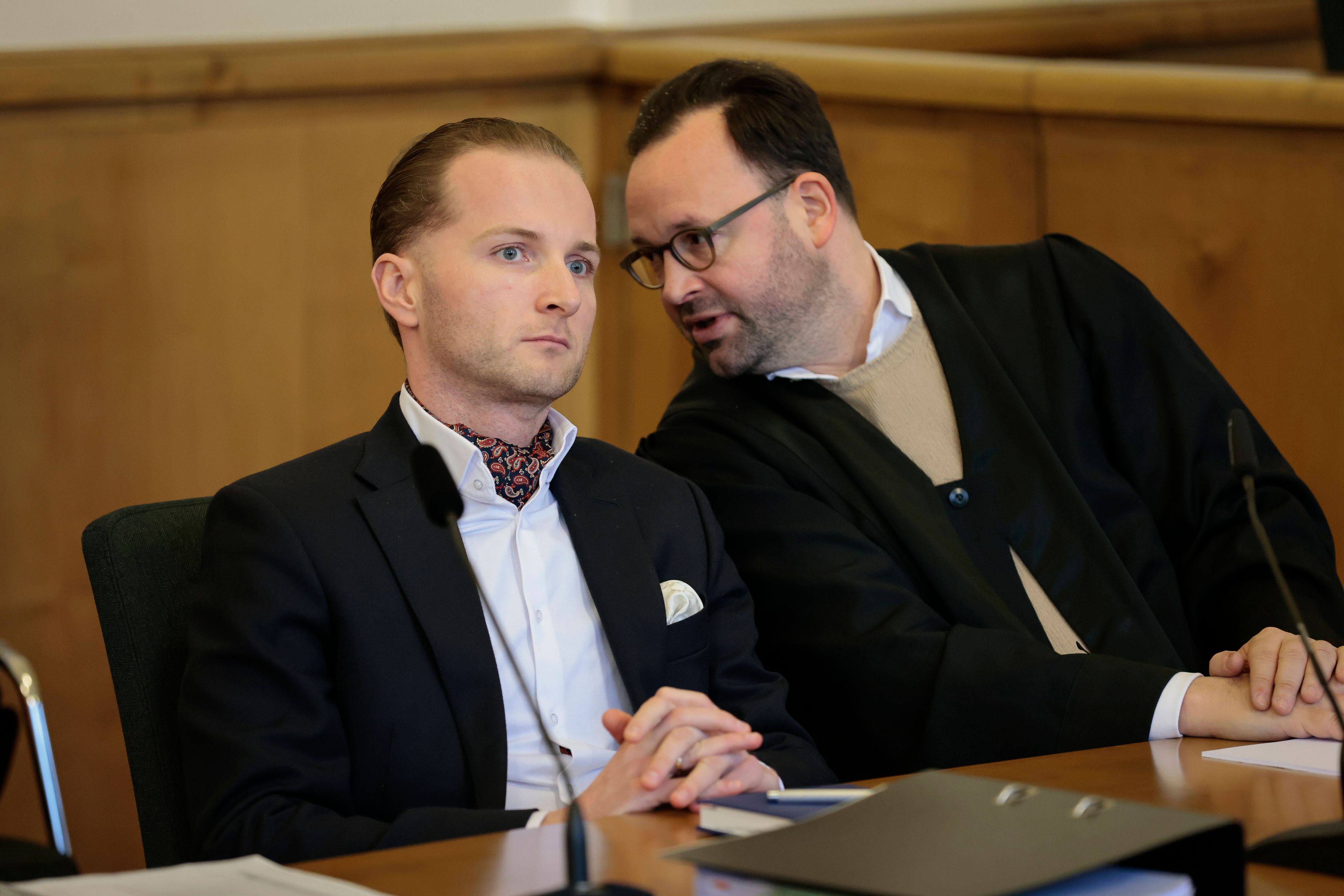 Windkraftbetrüger Hendrik Holt mit seinem Verteidiger Maximilian Pancic warten.