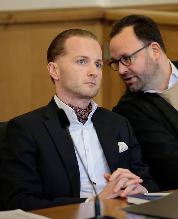Windkraftbetrüger Hendrik Holt mit seinem Verteidiger Maximilian Pancic warten.