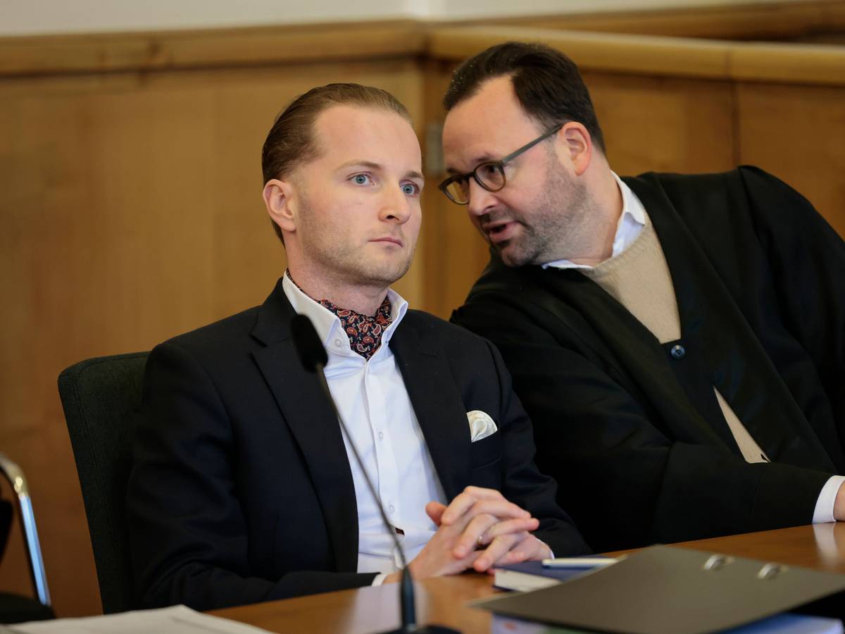 Windkraftbetrüger Hendrik Holt mit seinem Verteidiger Maximilian Pancic warten.