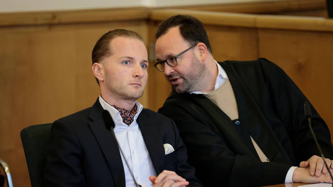 Windkraftbetrüger Hendrik Holt mit seinem Verteidiger Maximilian Pancic warten.