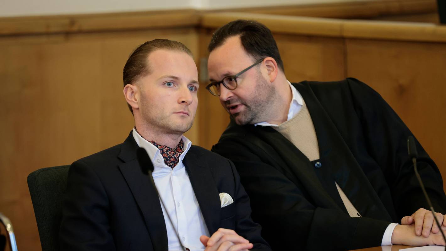 Windkraftbetrüger Hendrik Holt mit seinem Verteidiger Maximilian Pancic warten.