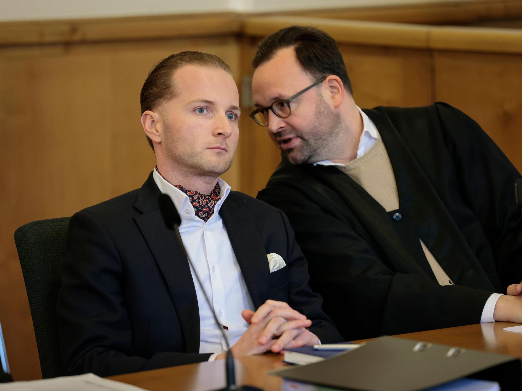 Windkraftbetrüger Hendrik Holt mit seinem Verteidiger Maximilian Pancic warten.