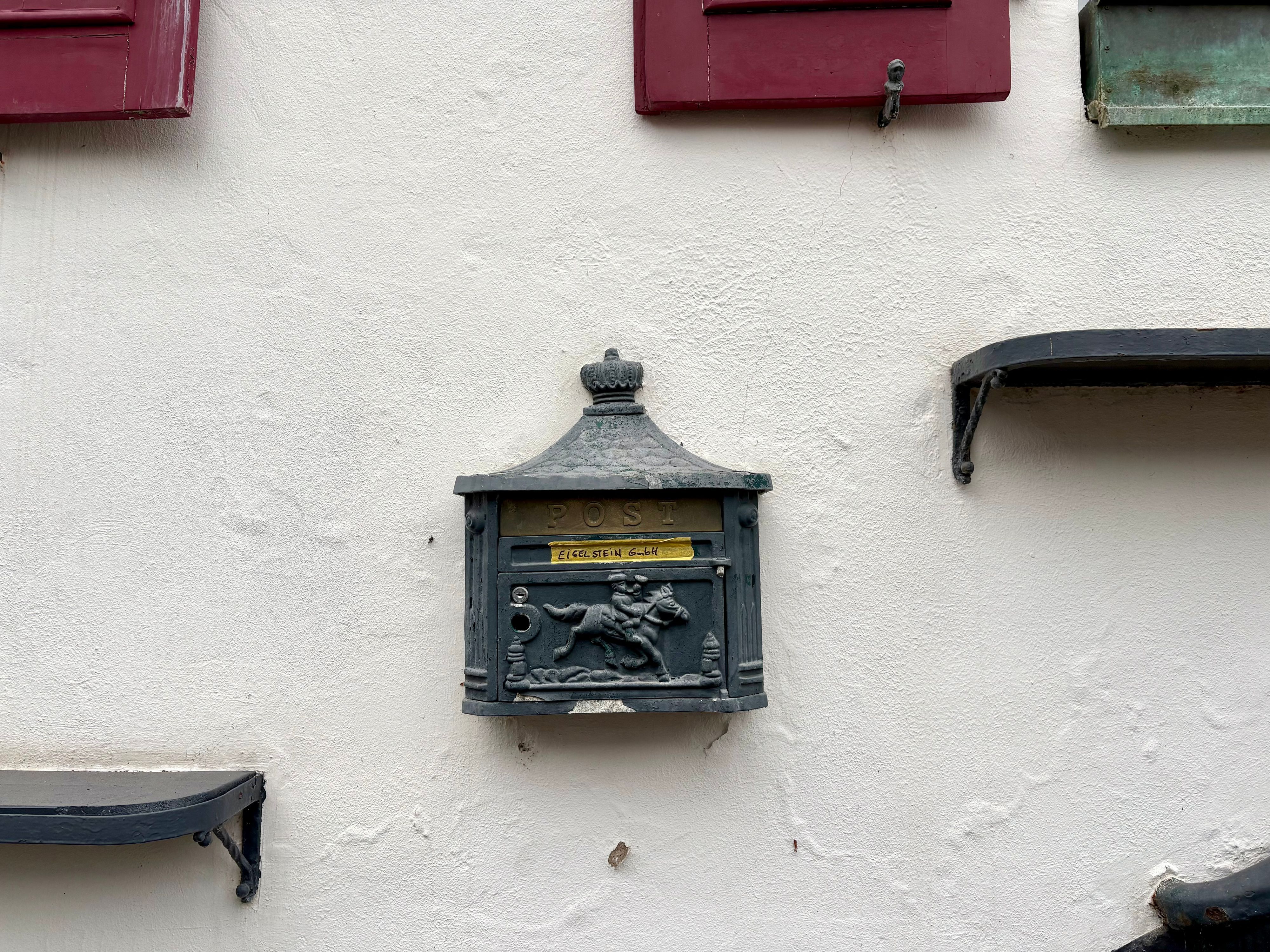 Das Treppchen in Rodenkirchen: Auf dem Briefkasten steht schon die neue Betreiberin.