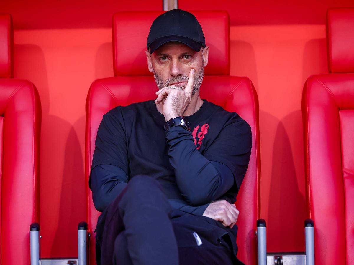 Alexander Ende sitzt auf der Trainerbank und schaut mürrisch.