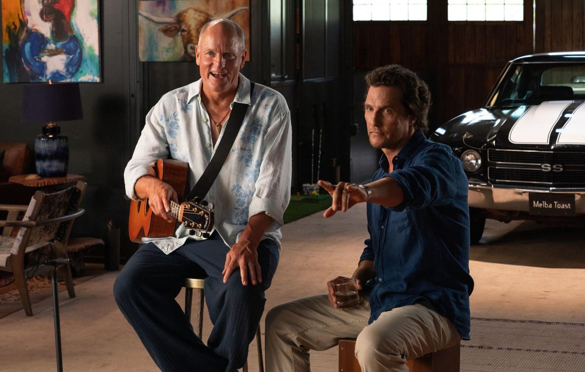 Woody Harrelson (links) und Matthew McConaughey fiktionalisieren ihre jahrzehntelange Freundschaft in einer Serie über sich selbst. (Bild: © Apple TV | Ryan Green)