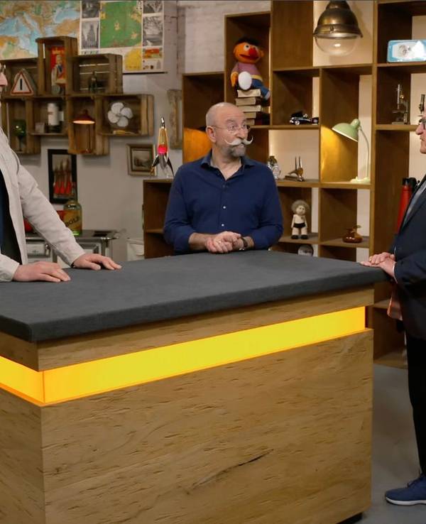 Mehr als 35 Jahre hing das alte Jever-Schild an Willis Wand. Weil er mittlerweile die Biermarke gewechselt hatte, wollte er es in der Mittwochsausgabe von „Bares für Rares“ (ZDF) loswerden. Doch Experte Detlev Kümmel erkannte schnell, dass es sich um eine echte Rarität handelte und sorgte damit für eine überraschende Expertise. (Bild: ZDF)