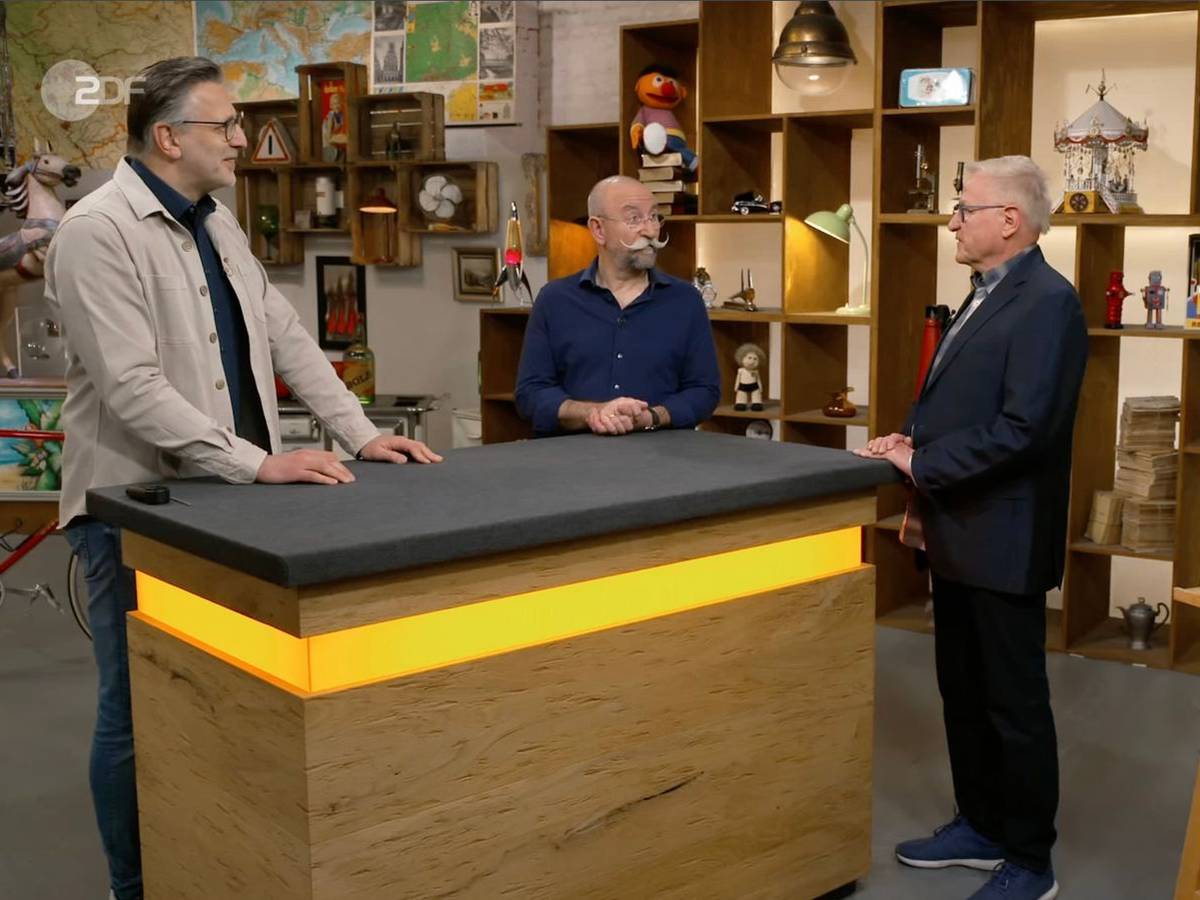 Mehr als 35 Jahre hing das alte Jever-Schild an Willis Wand. Weil er mittlerweile die Biermarke gewechselt hatte, wollte er es in der Mittwochsausgabe von „Bares für Rares“ (ZDF) loswerden. Doch Experte Detlev Kümmel erkannte schnell, dass es sich um eine echte Rarität handelte und sorgte damit für eine überraschende Expertise. (Bild: ZDF)