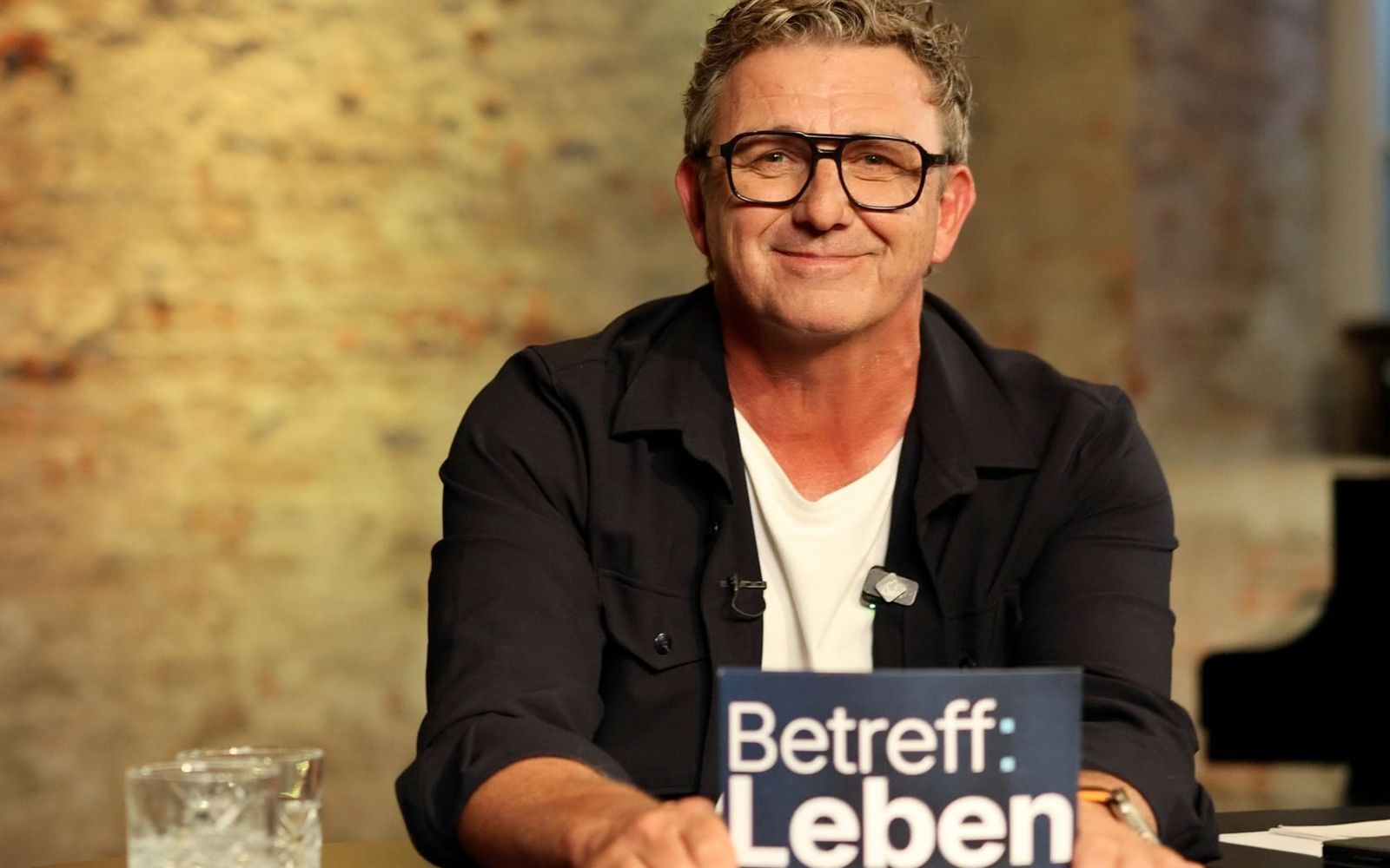 In den ersten Folgen seines eigenen Podcasts möchte Moderator Hans Sigl (Bild) gemeinsam mit Katja Burkard, Jan van Weyde, Barbara Schöneberger und Paul Panzer große und kleine Fragen diskutieren. (Bild: Felix Weber / BOOSTERGRAM, Raab Entertainment GmbH)