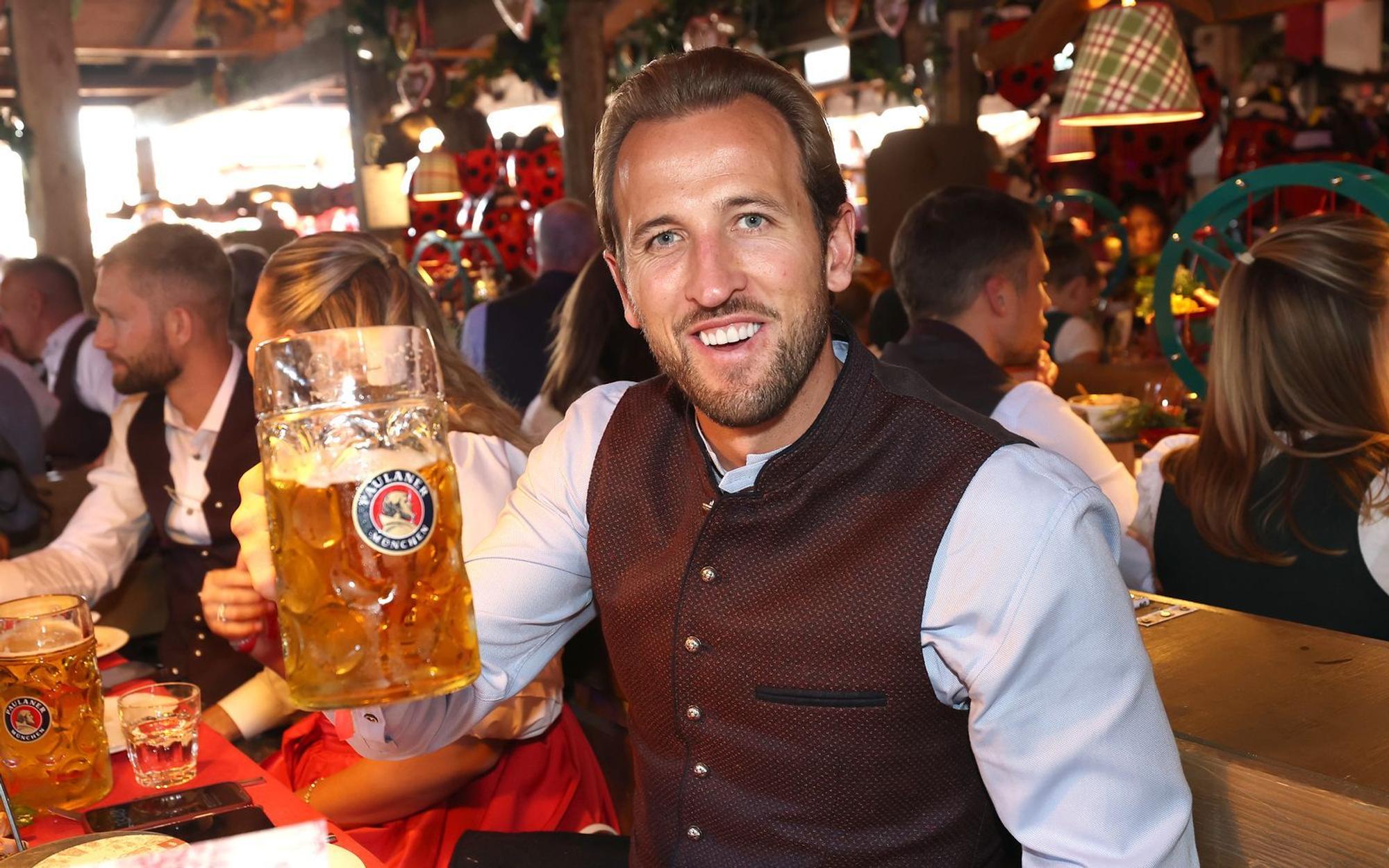 Auch FC-Bayern-Star Harry Kane ließ sich auf der Wiesn bereits eine Maß schmecken. (Bild: Alexander Hassenstein/Getty Images for Paulaner)