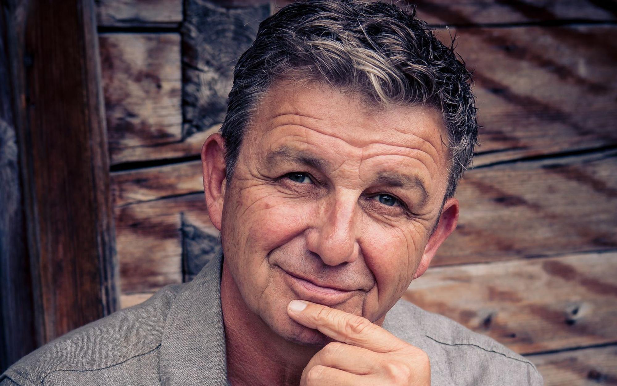 Seit Juli 2022 moderiert Schauspieler Hans Sigl gemeinsam mit Barbara Schöneberger die „Starnacht am Wörthersee“. (Bild: Susanne Sigl / Fotowunder)