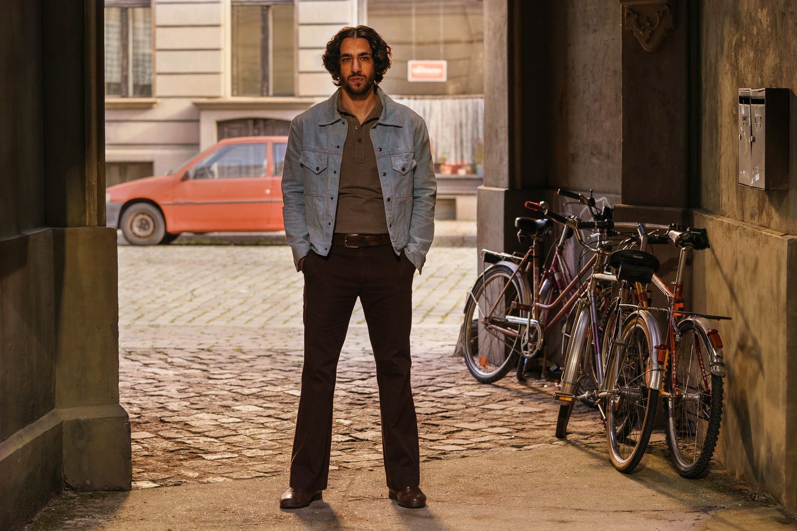 Onkel Ibrahim (Tariq Al-Saies) galt im Knast als „der Deutsche“, nun ist er wirklich in Berlin. (Bild: 2026 Warner Bros.Discovery / W&B TV / Julia Terjung)