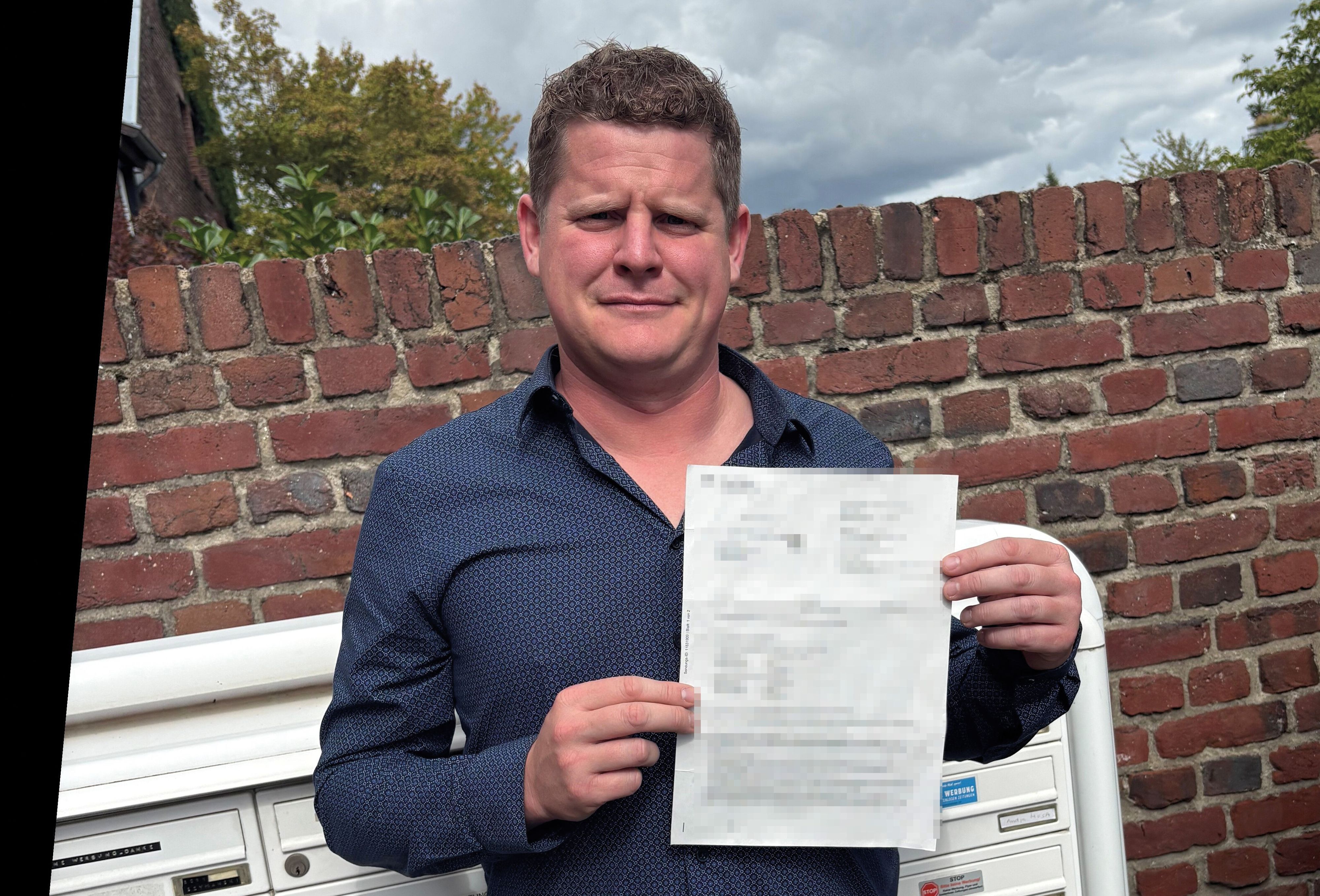 Felix Steinkamp bereitete das Schreiben der Stadt jede Menge Ärger. EXPRESS.de machte seine Adresse, aber auch die Angaben zu den fremden Kindern und der Einkommensstufe des Vaters aus Datenschutzgründen unkenntlich.