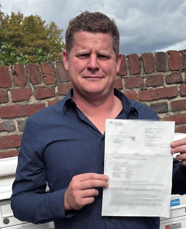 Felix Steinkamp bereitete das Schreiben der Stadt jede Menge Ärger. EXPRESS.de machte seine Adresse, aber auch die Angaben zu den fremden Kindern und der Einkommensstufe des Vaters aus Datenschutzgründen unkenntlich.
