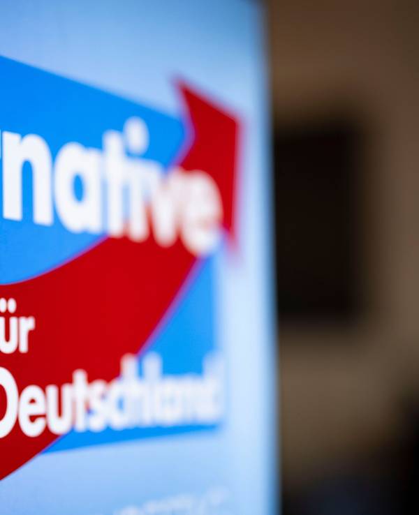 ARCHIV - 24.02.2024, Nordrhein-Westfalen, Marl: Aufsteller mit dem Schriftzug «Alternative für Deutschland» und dem Logo der AfD. (zu dpa: «Hallenprojekt der NRW-AfD vorerst gestoppt») Foto: Christoph Reichwein/dpa +++ dpa-Bildfunk +++