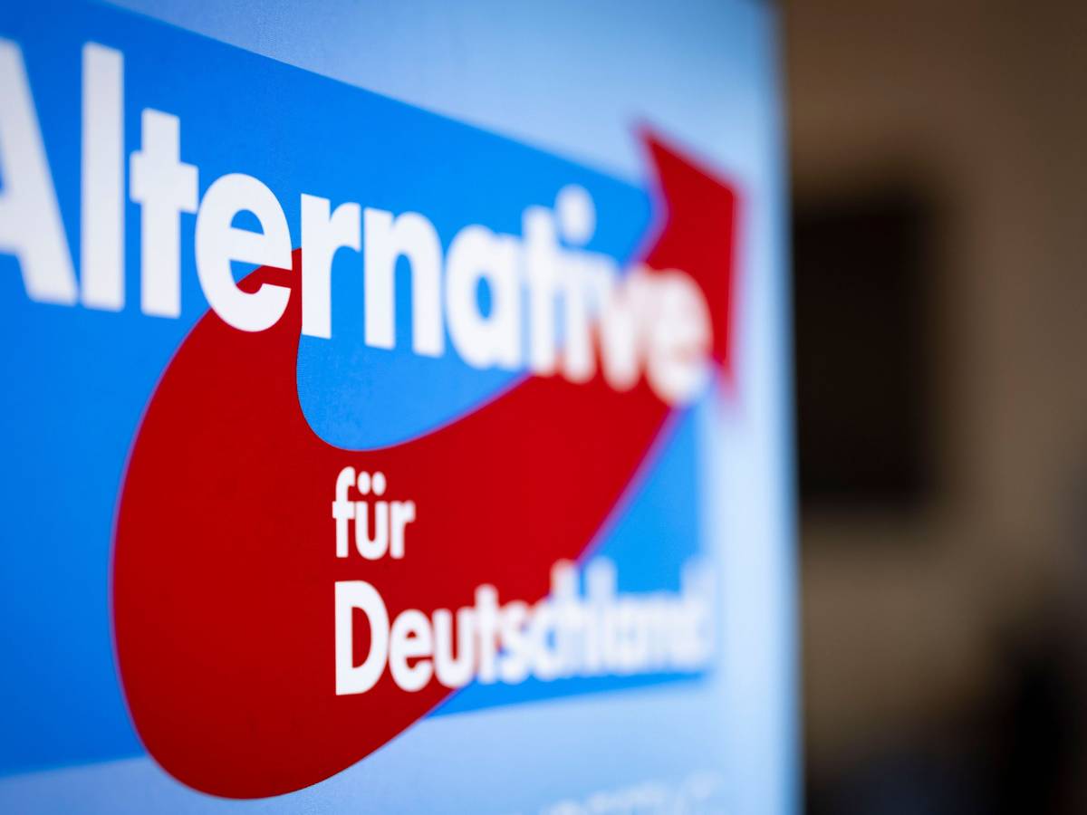 ARCHIV - 24.02.2024, Nordrhein-Westfalen, Marl: Aufsteller mit dem Schriftzug «Alternative für Deutschland» und dem Logo der AfD. (zu dpa: «Hallenprojekt der NRW-AfD vorerst gestoppt») Foto: Christoph Reichwein/dpa +++ dpa-Bildfunk +++