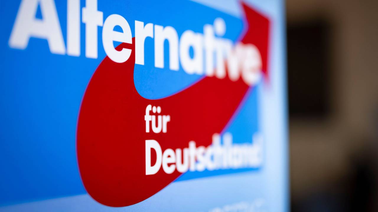 ARCHIV - 24.02.2024, Nordrhein-Westfalen, Marl: Aufsteller mit dem Schriftzug «Alternative für Deutschland» und dem Logo der AfD. (zu dpa: «Hallenprojekt der NRW-AfD vorerst gestoppt») Foto: Christoph Reichwein/dpa +++ dpa-Bildfunk +++